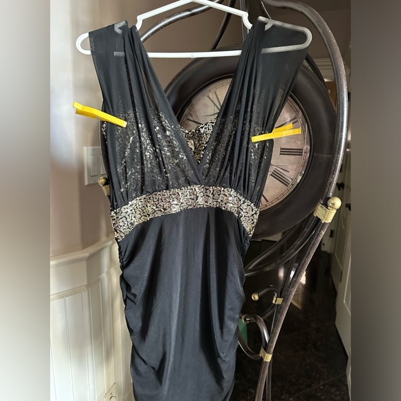 Woman’s dress - Picture 2 of 9